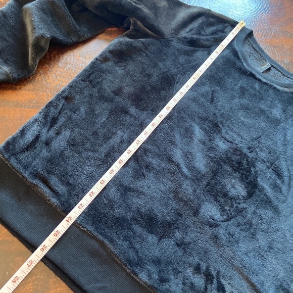 Gaiam Plush Pullover Black Size Medium - Picture 12 of 14